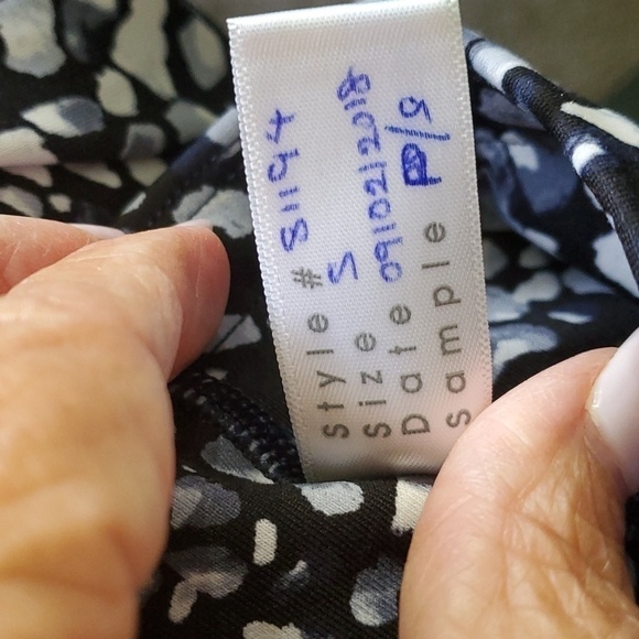 Capris leggings. Black. White and gray. 2 open large pockets 1 zipper pocket. Sm - Picture 6 of 8